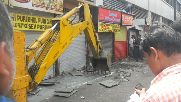 Andheri shopkeepers foil BMC's surprize demolition drive 1