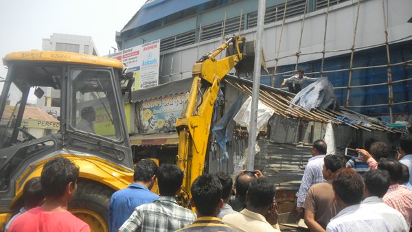 Andheri shopkeepers foil BMC’s surprise demolition drive