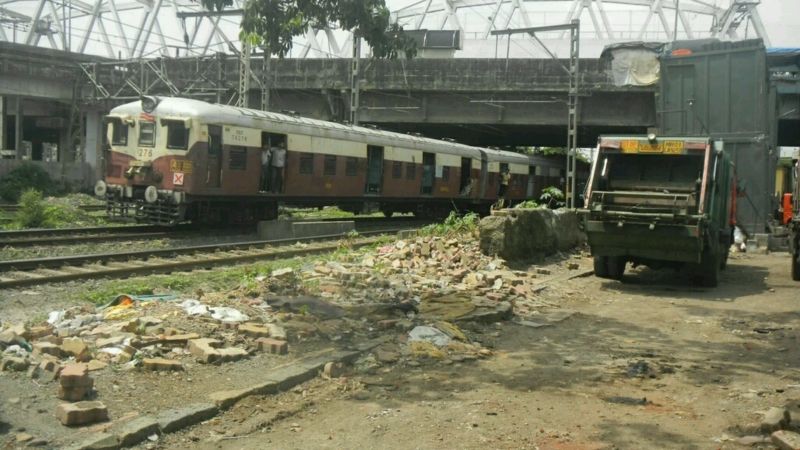 Authorities choose to ignore death trap at Wadala Road station