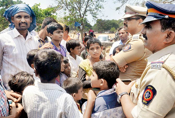 Ghatkopar Police comes to the rescue of 250 farmer families