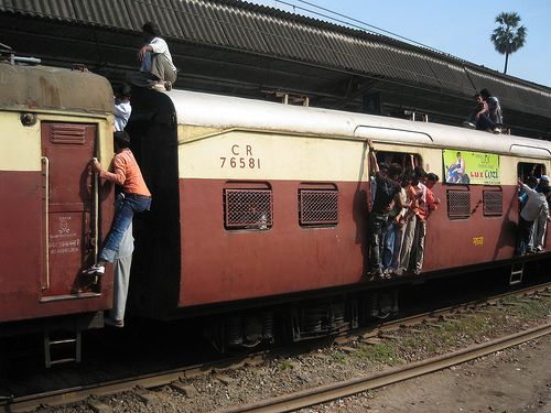 Man electrocuted at Dombivli while travelling on rooftop of local train