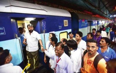 Shiv Sena MLA holds train for about an hour because he got a side berth