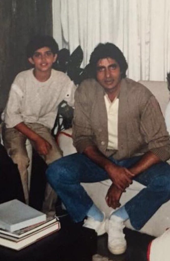 Think you know a thing or two about Bollywood? Guess the actor next to Sr. Bachchan! 3