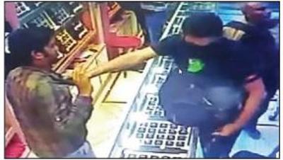 Watch heavily-armed masked robbers loot jewelry showroom in Nalasopara
