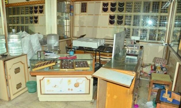 3 men steal gold worth Rs 20 lakh from Airoli jewellery store in broad daylight