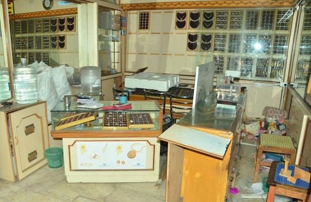 3 men steal gold worth Rs 20 lakh from Airoli jewellery store in broad daylight