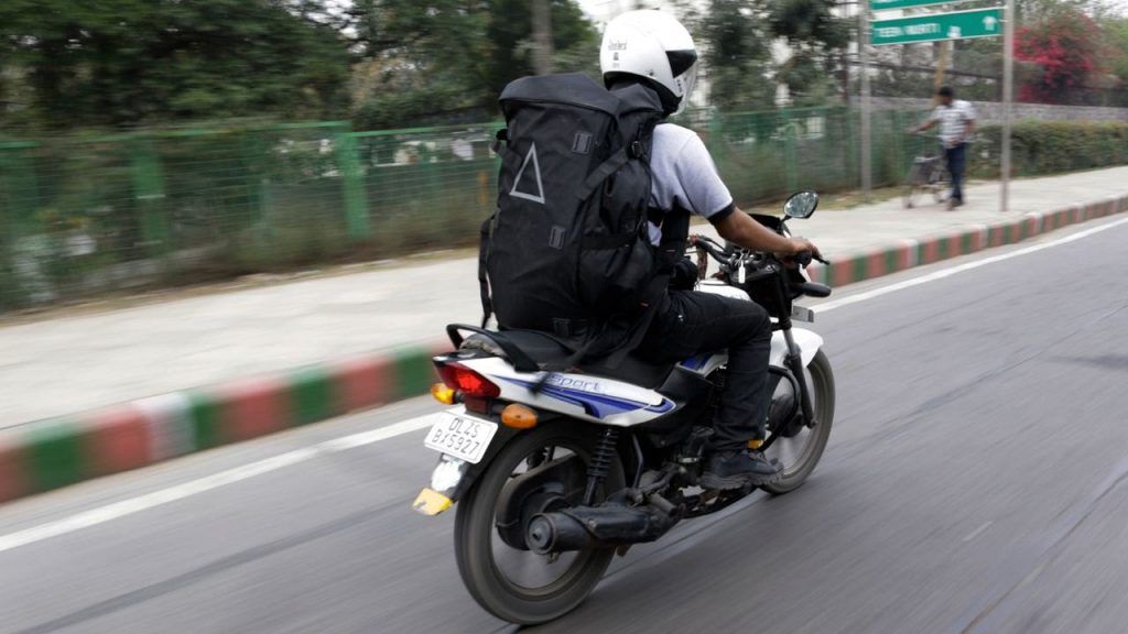 Amazon delivery boy helps trap corrupt traffic policeman