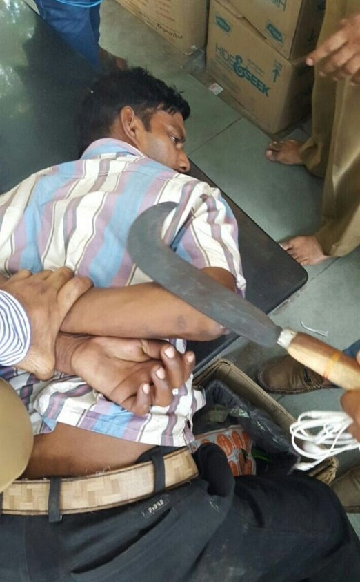 Armed druggie tries boarding ladies coach, gets detained by commuters 1