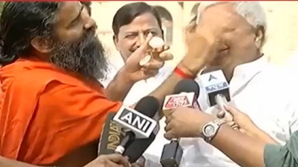 Lalu Prasad’s Patanjali endorsement lands him a free rub from Ramdev