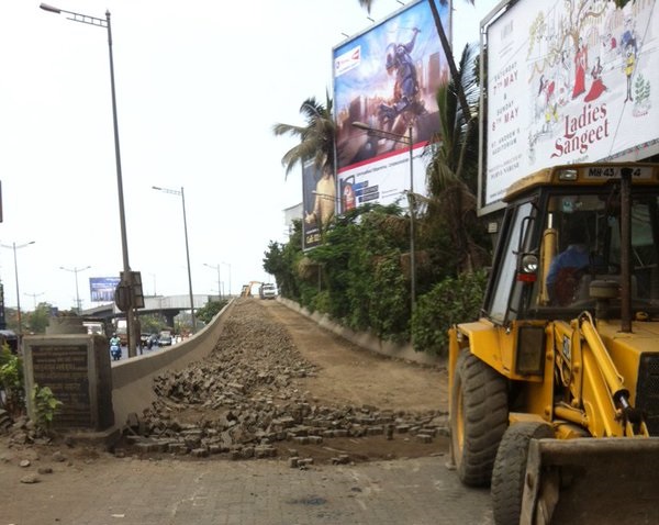 Chembur’s Priyadarshini flyover replacing paver blocks with tarmac