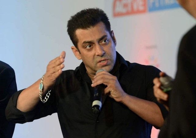 Salman defends Sohail, dares media to question his family in front of him