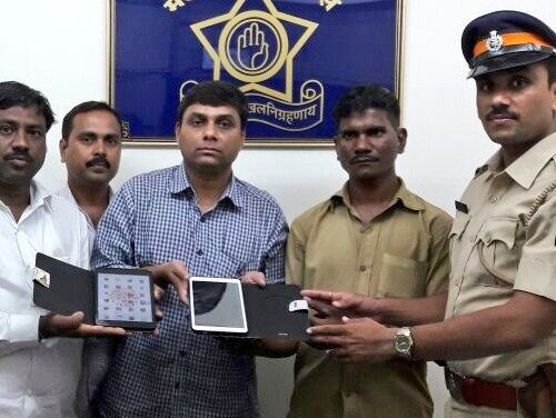 Auto driver gets felicitated by Malvani police for returning bag with valuables worth Rs 50,000