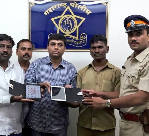 Auto driver gets felicitated by Malvani police for returning bag with valuables worth Rs 50,000