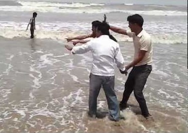 Bandra youth drowns at Juhu beach