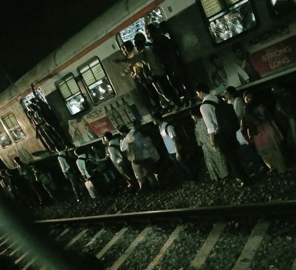 Central line comes to a halt, passengers stranded