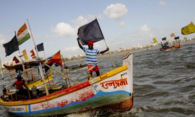 Fishermen organize ‘boat morcha’ to protest against Shivaji memorial site