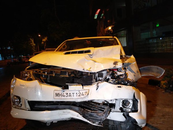 Fortuner rams into toll booth at Bandra-Worli sea link
