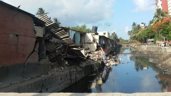 Houses adjacent to Kurla nallah collapse