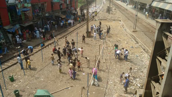 In Pictures: City youths volunteer to clean Bandra railway station 2
