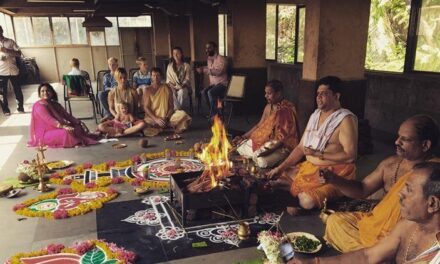 Jonty Rhodes performs puja for India