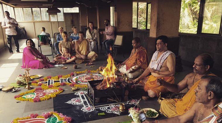 Jonty Rhodes performs puja for India