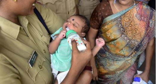 Mother tries to abandon her child at Malad police station