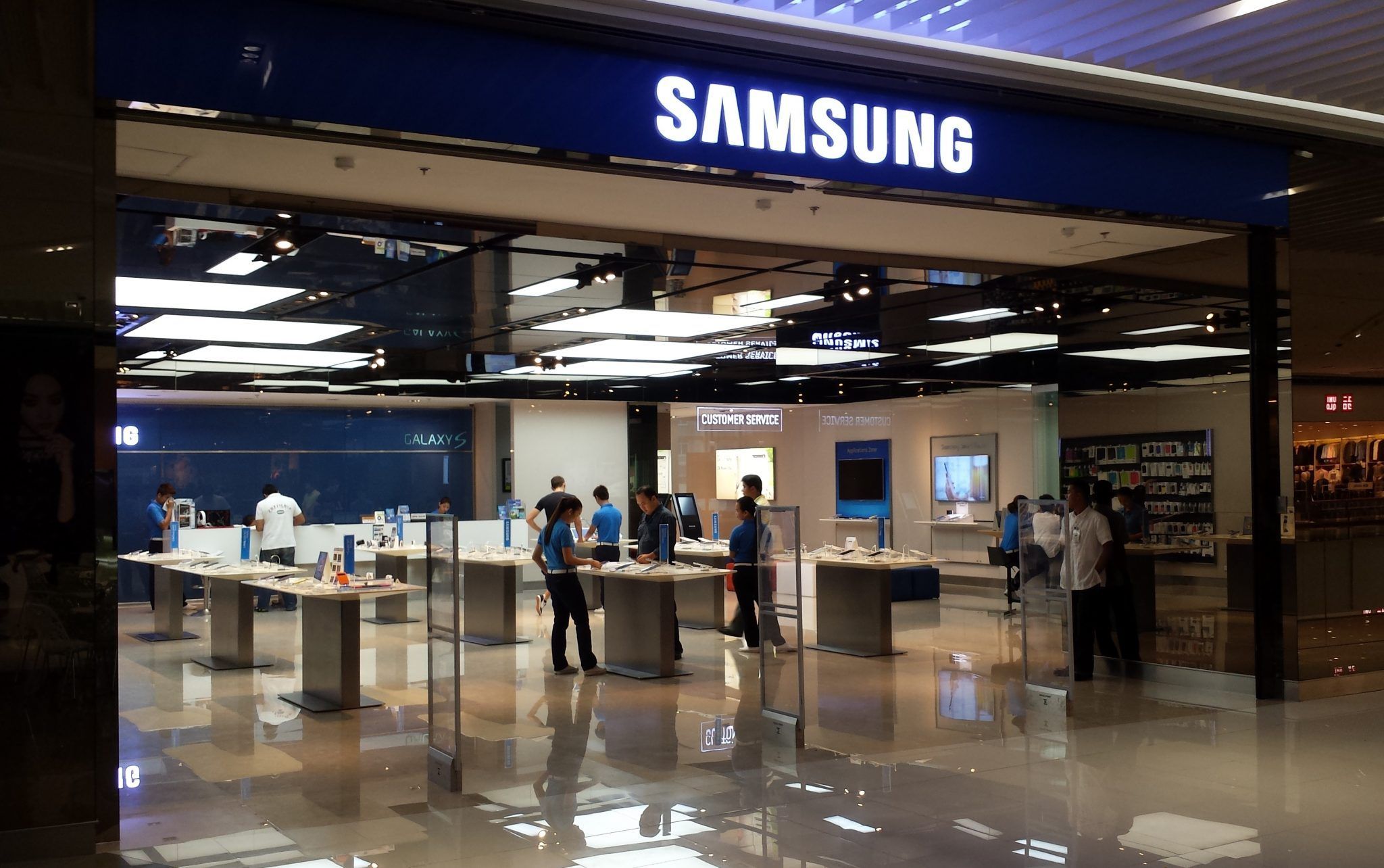 Samsung will let you take their premium smartphone by paying Rs 1 5
