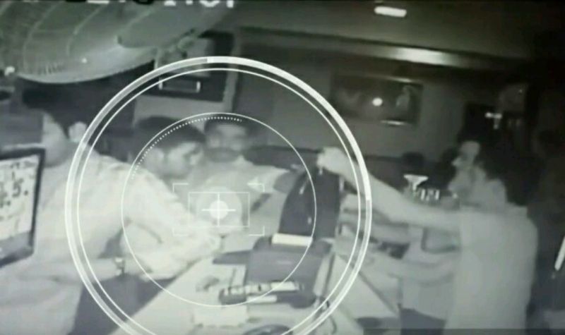 Video: Man demands 'free beer' at gunpoint from Kalyan bar 1