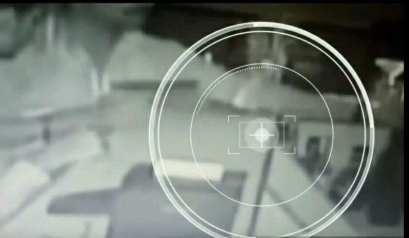 Video: Man demands 'free beer' at gunpoint from Kalyan bar 2