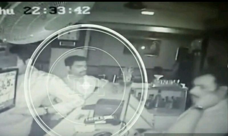 Video: Man demands 'free beer' at gunpoint from Kalyan bar 3