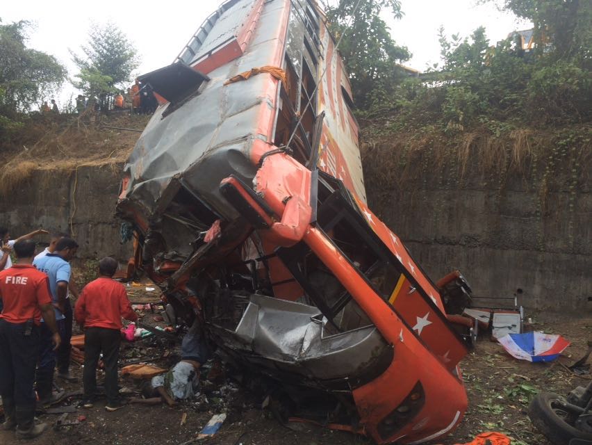17 dead in a major accident near Navi Mumbai on Mumbai-Pune expressway