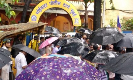 Ambedkar followers forcefully shut shops, bring traffic to a halt at Dadar
