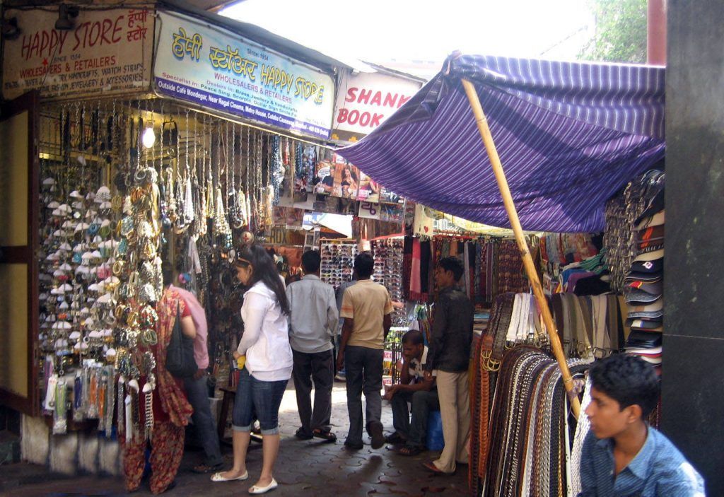 BMC evicts 450 hawkers from Colaba Causeway