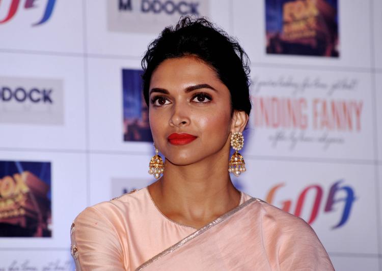 Deepika Padukone comes to the rescue of her injured team member