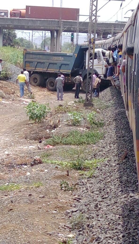 Dumper rams into local train at Navi Mumbai 1