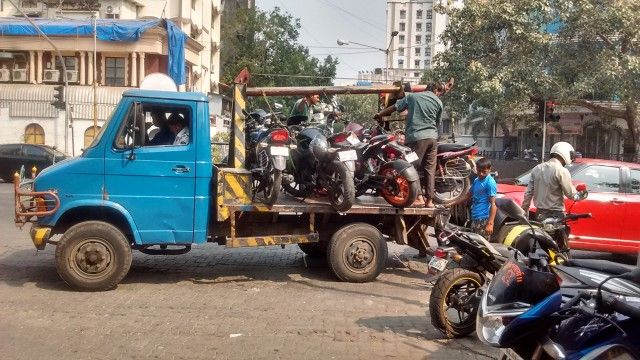 Ex-banker dies while chasing towing van in Kalyan
