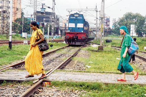 Forced to fetch water from a well across the track, woman gets run over by train near Diva station