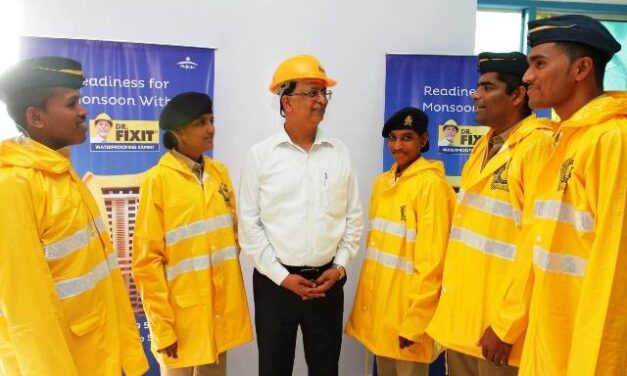 Mumbai traffic police gets 5000 new raincoats, thanks to Dr. Fixit