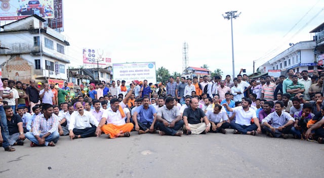 Nalasopara residents stage ‘rasta roko’ to protest over 12-hour long power cuts