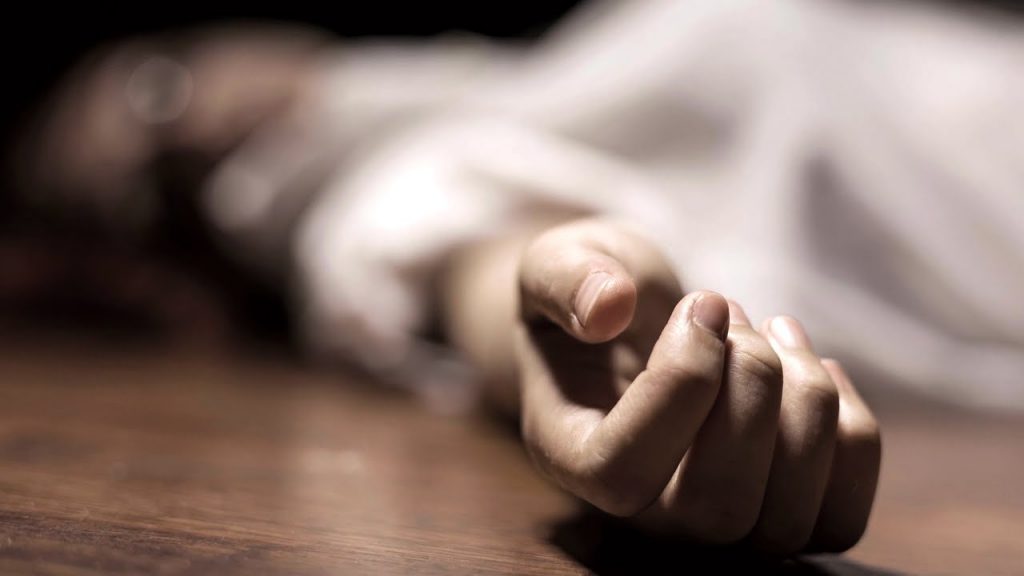 Powai man smashes wife's head with a hammer, hangs himself