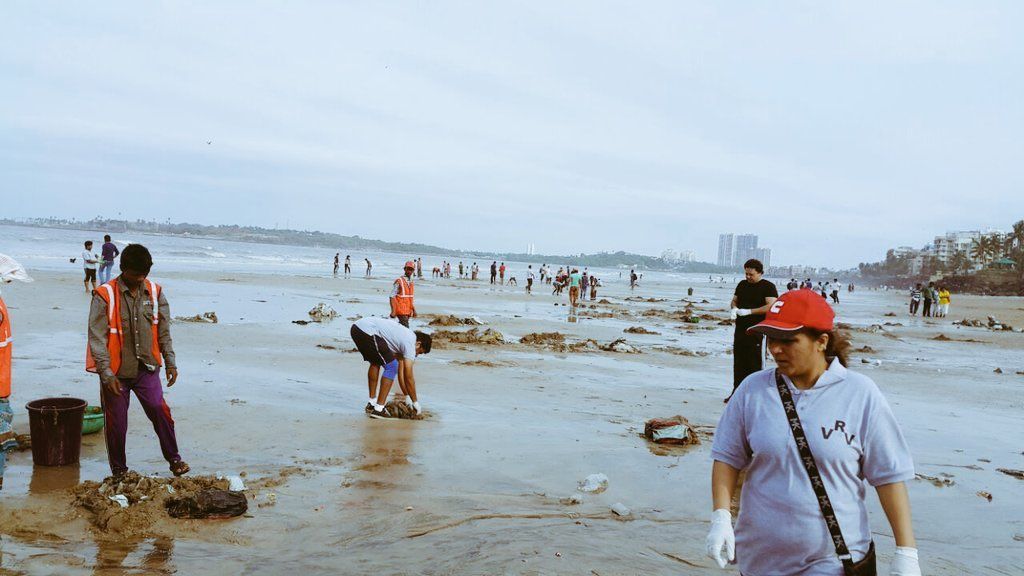 Residents collect almost 1.5 lakh garbage from Versova beach in 3 days 2
