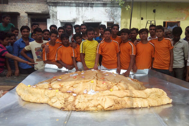 12-member team makes 350 kg samosa for a world record