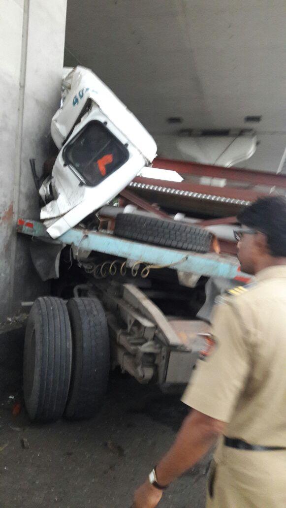 2 dead after trailer rams into Eastern Freeway pillar at BPT Road in Sewri 1