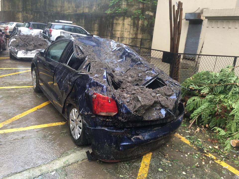 9 cars crushed in wall collapse near R-Mall, Thane 5