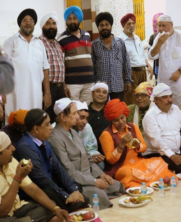 Communal Harmony: Sikh community organises iftar party for their Muslim brothers 5