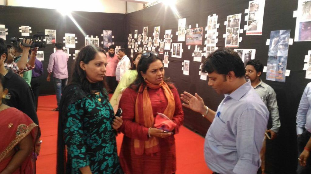 Congress holds 'pothole exhibition' in Mumbai to shame BMC 3