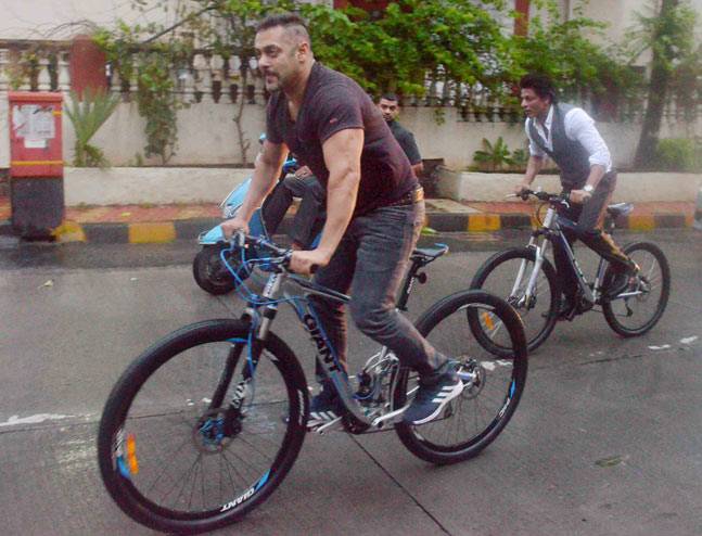 SRK, Salman spotted cycling together on the streets of Bandra 2
