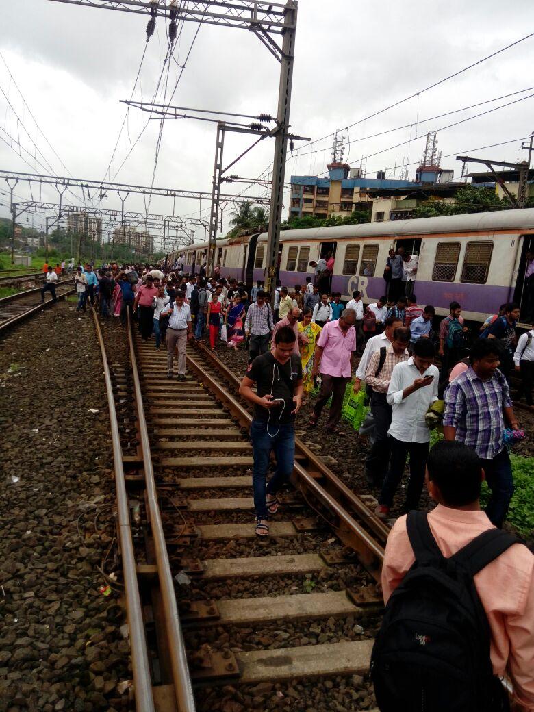 2 coaches of CST bound train derail near Kalyan station 1