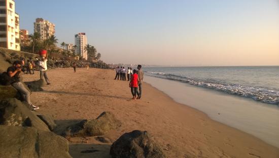 Birthday celebrations turn fatal as 25-year-old drowns at Versova beach, 2 others missing