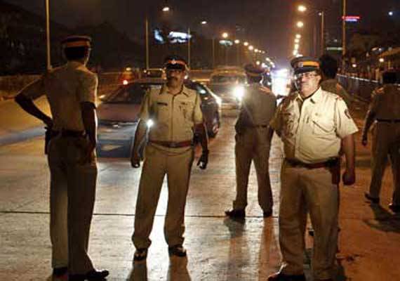 Cop catches drunk man urinating on his car in Kalyan, gets thrashed by his friends